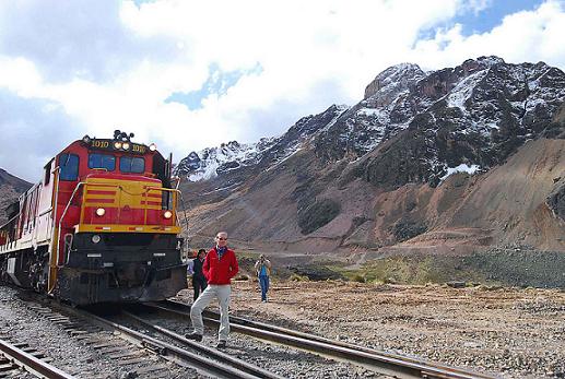 EL TREN DE LIMA A HUANCAYO, Y NOSOTROS EN EL.  LA TRAVESIA NOS PERMITIO APRECIAR EL VALLE DEL RIMAC Y CHOSICA ASI COMO LOS POBLADOS DE MATUCANA, CHILCA, CASAPALCA, ENTRE OTROS. DURANTE EL TRAYECTO, ADEMAS DE TRANSITAR POR TICLIO, EL SEGUNDO PASO FERROVIARIO MAS ALTO DEL MUNDO, SE PUEDEN OBSERVAR 68 PUENTES Y 71 TUNELES QUE UNEN A LA COSTA CON LA SIERRA CENTRAL. A ESTA EXPERIENCIA SE AGREGA UN TOQUE INOLVIDABLE DE ROMANTICISMO Y TRANQUILIDAD. LOS VIAJEROS PUEDEN FILMAR Y TOMAR FOTOS EN EL MUY CONCURRIDO -COCHE MIRADOR- Y DISFRUTAR DE SU TRAGO PREFERIDO EN EL FESTIVO -COCHE-BAR- ADEMAS DE CONOCER LOS NUMEROSOS ATRACTIVOS QUE OFRECE LA CIUDAD DE HUANCAYO.